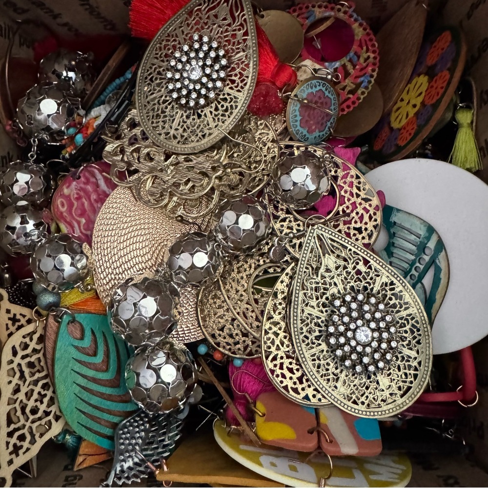 5 lb Earring Lot Mixed Craft Junk Wearable Bulk Upcycle Harvest Repurpose Resell - Picture 4 of 12